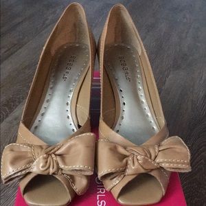 BCBG size 8 heels