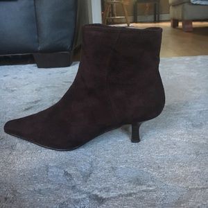 Size 9 adorable brown suede pointy boots.