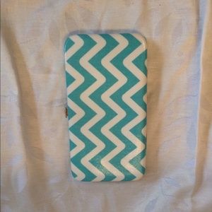 Hard shell wallet with clasp