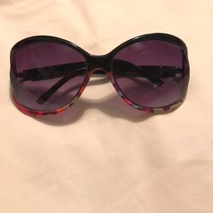 Chic sunglasses, no scratches