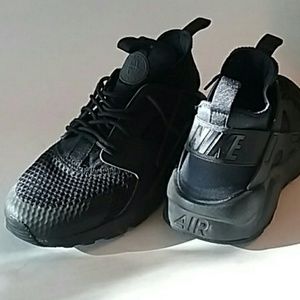 **Sale * Sale** Nike Air Huarache "Triple Black"