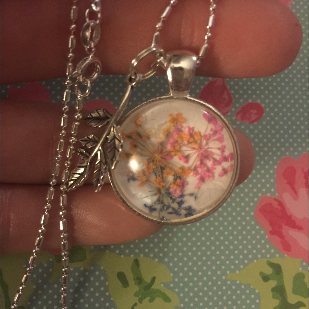 Handcrafted glass cabochon over dried flowers - Picture 3 of 5