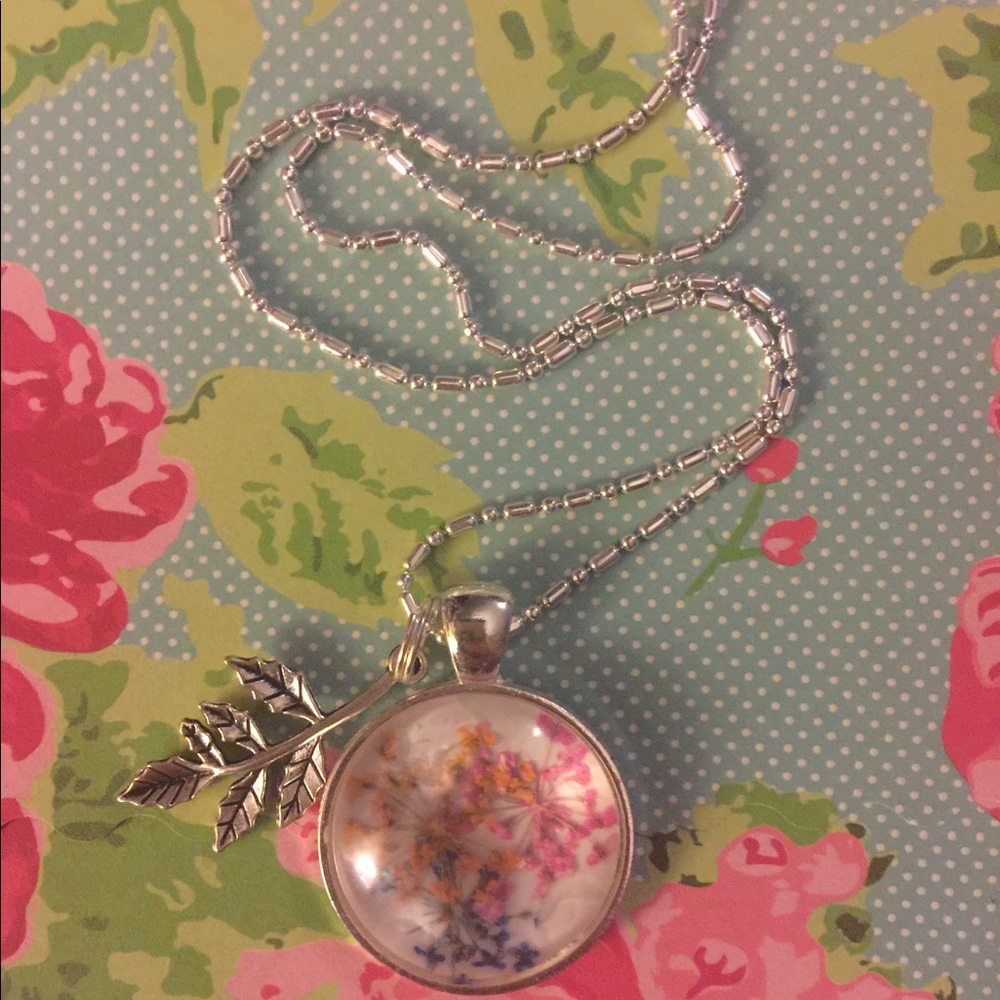 Handcrafted glass cabochon over dried flowers - Picture 2 of 5