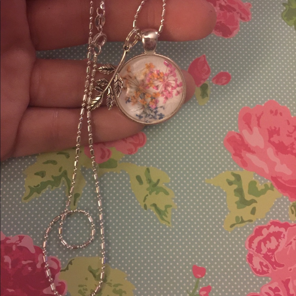 Handcrafted glass cabochon over dried flowers - Picture 4 of 5