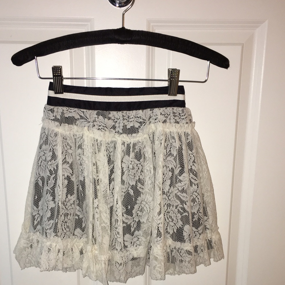 Girl's Lace skirt skirt. Size XS (6/7)