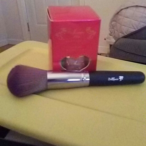 Amore Pacific Other - 24K Gold Blusher and Dollface brush Amore Pacific Other - 24K Gold Blusher and Dollface brush