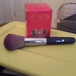 Amore Pacific Makeup - 24K Gold Blusher and Dollface brush Amore Pacific Makeup - 24K Gold Blusher and Dollface brush