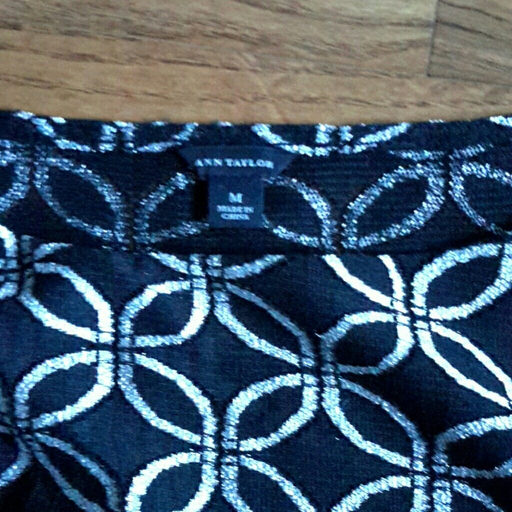 Ann Taylor Dressy pelpum sleevless top, size M - Picture 2 of 5