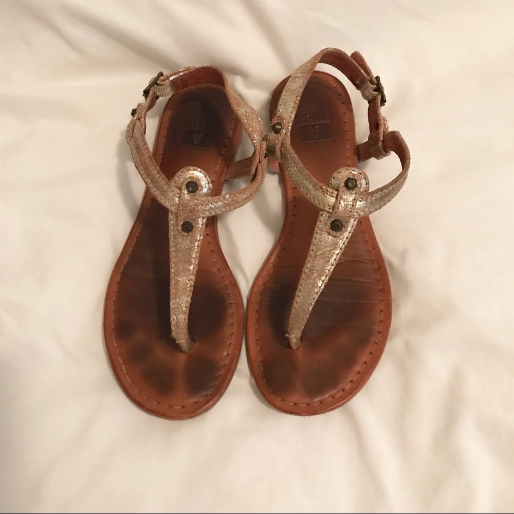 Frye Carson T Strap Sandals