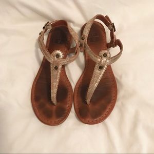 Frye Carson T Strap Sandals