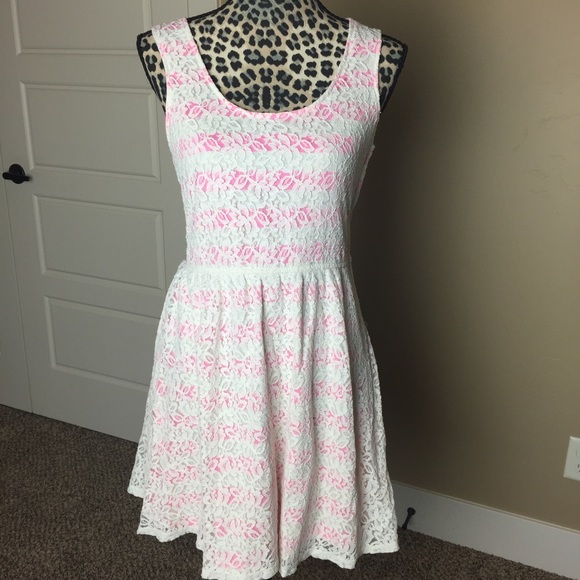 ❌SOLD❌ Pretty in Pink and Lace Dress - Picture 2 of 6