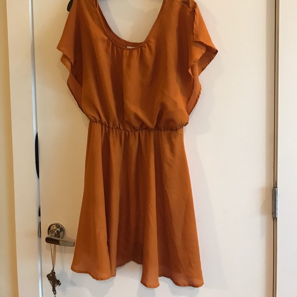 Bar III Dresses & Skirts - Bar III rust flutter sleeve dress