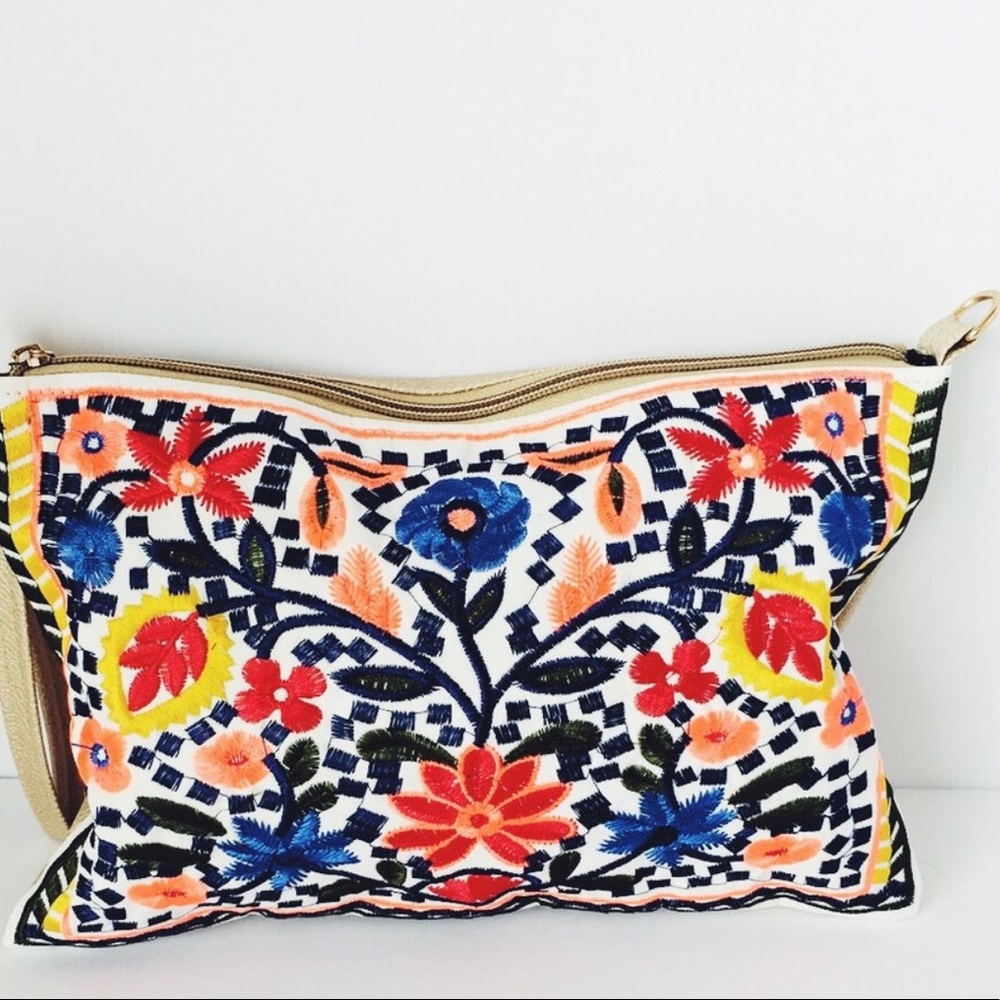 EMBROIDERY CLUCTH WRISTLET PURSE
