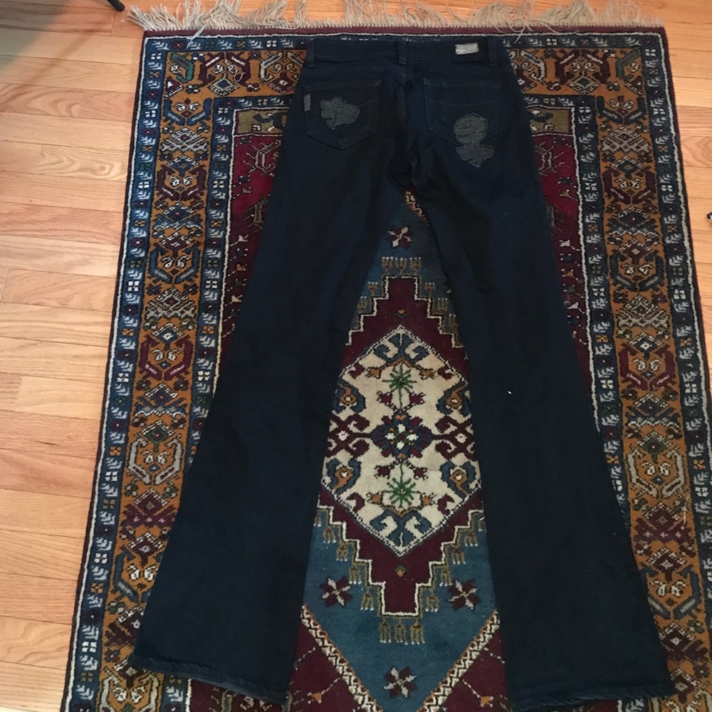 Dark Paige jeans with leather flowers details
