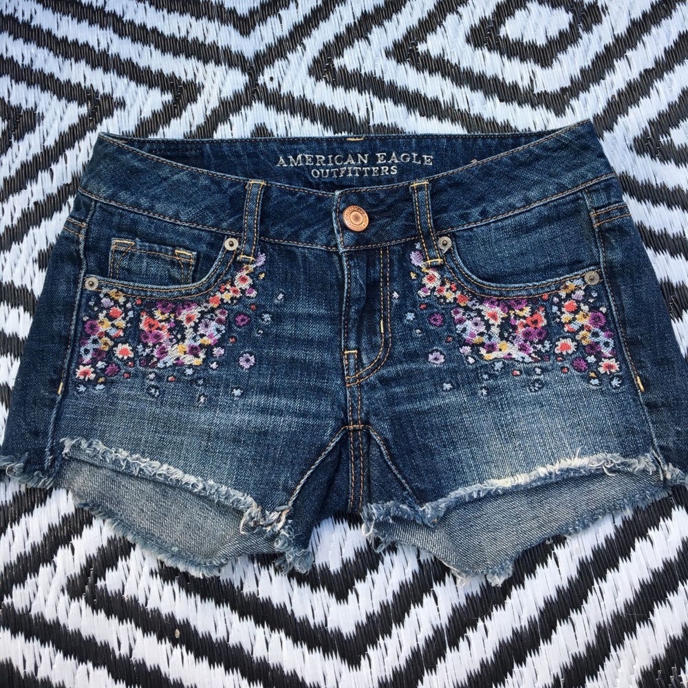 Jean shorts with embroidered flowers 🌺