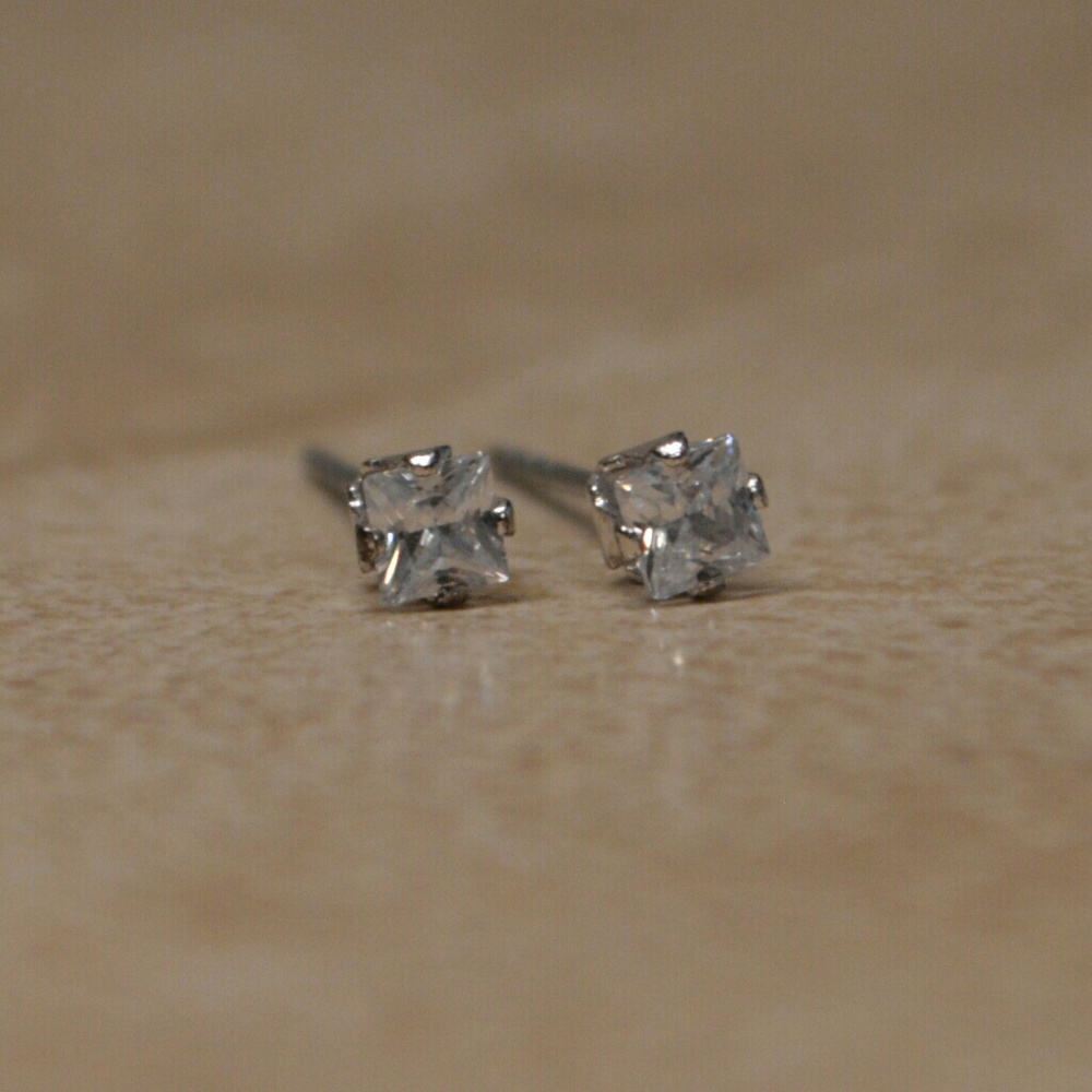 Brand New Swarovski Crystal Solitaire Earrings - Picture 2 of 4