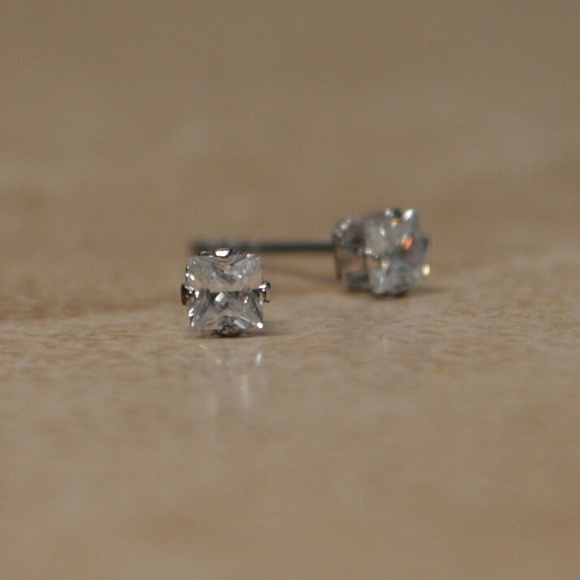 Brand New Swarovski Crystal Solitaire Earrings - Picture 3 of 4