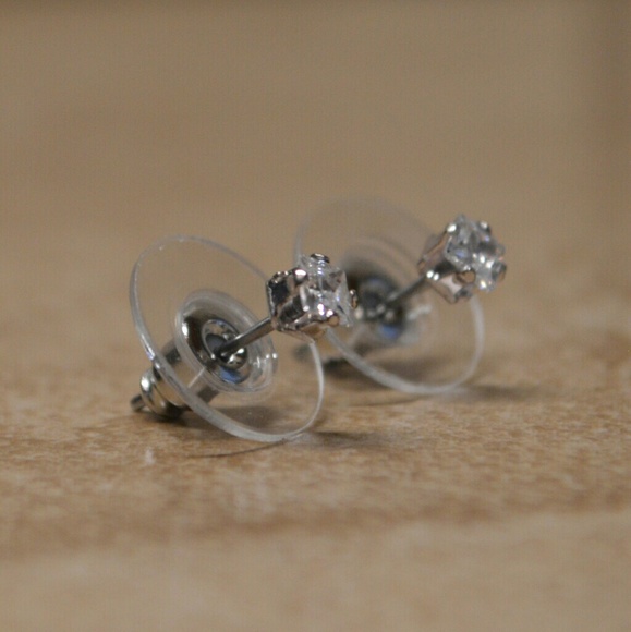 Brand New Swarovski Crystal Solitaire Earrings - Picture 4 of 4