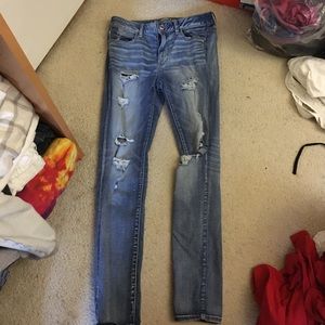 AE HIGH RISE JEGGING ULTRA DISTRESSED (SIZE 10)