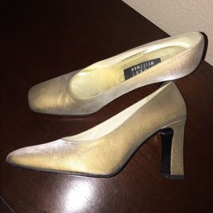 STUART WEITZMAN LEATHER LAME PUMPS.