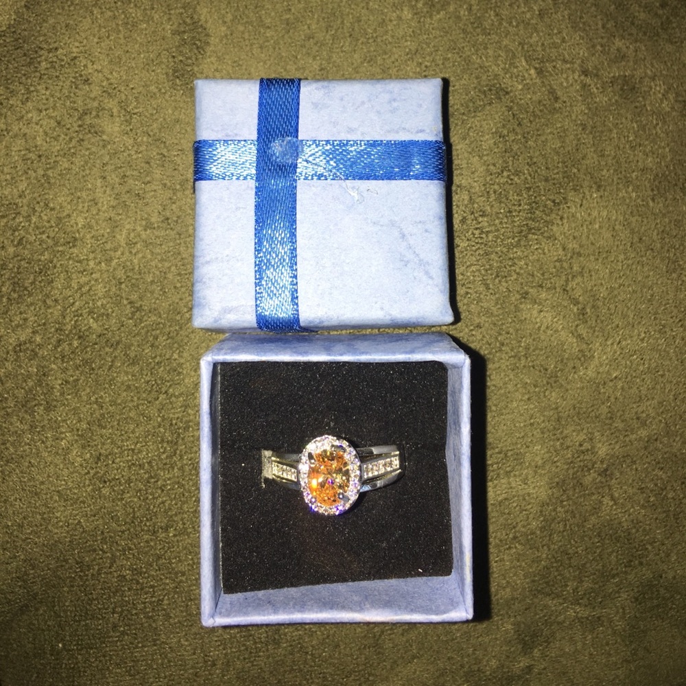 Oval topaz ring