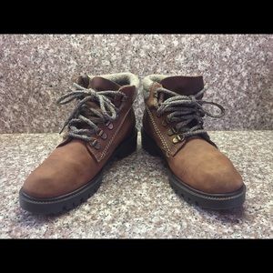Vintage 6 1/2 medium, White Mountain hiking boots