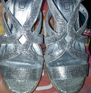 New with Tag Silver platform Jennifer Lopez size 6