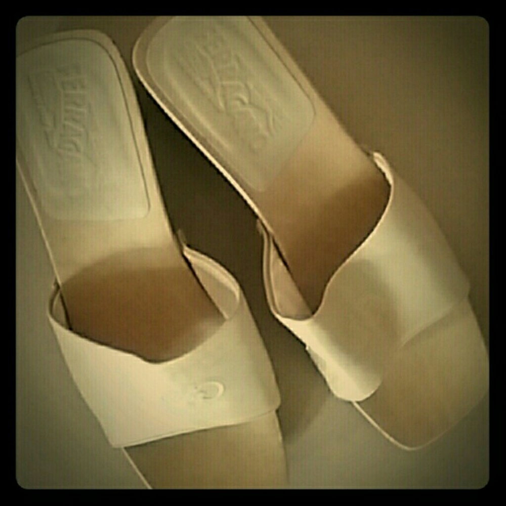 Camel-colored Ferragamo sandals, size 7.5