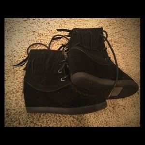 Wedge fringed boots