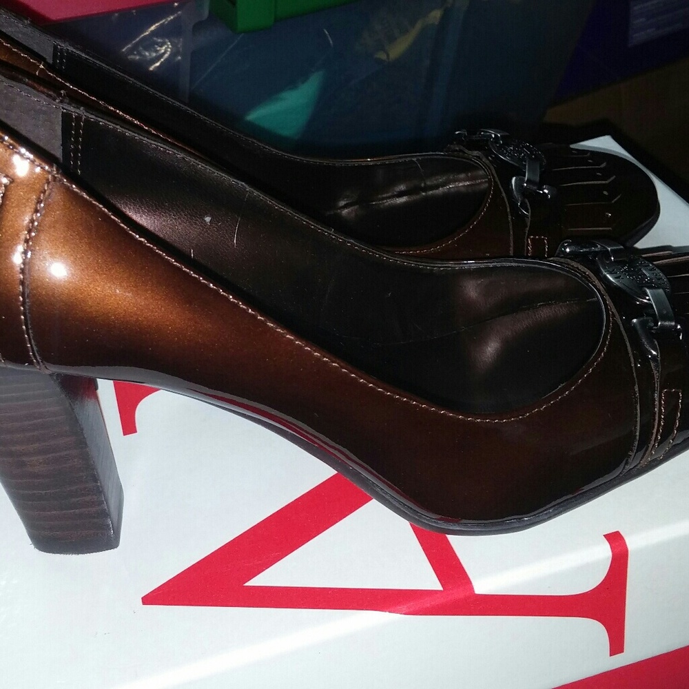 New Anne Klein  heel Bronze color
