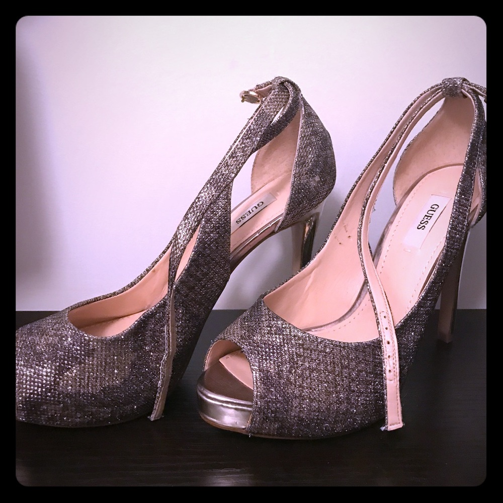 Guess Pumps