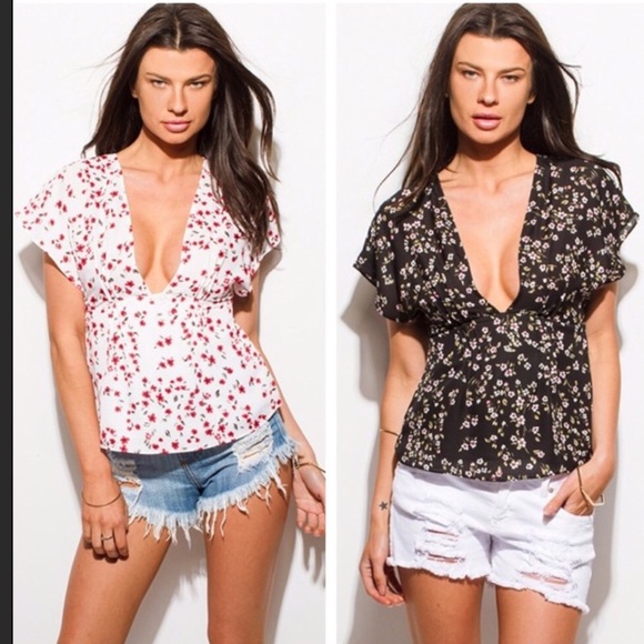 🎉 black floral top 🎉 sm & lg left - Picture 2 of 4