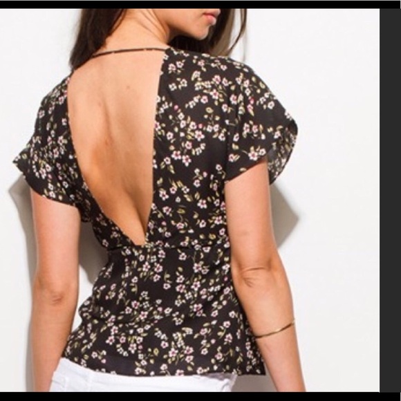 🎉 black floral top 🎉 sm & lg left - Picture 3 of 4