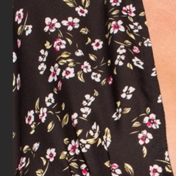 🎉 black floral top 🎉 sm & lg left - Picture 4 of 4