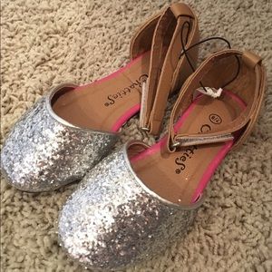 CUTE!! 7/8 Toddler shoes