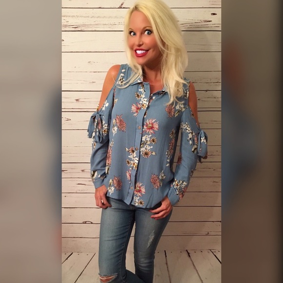 LAST 1💕Gorgeous Blue cold shoulder top - Picture 3 of 4