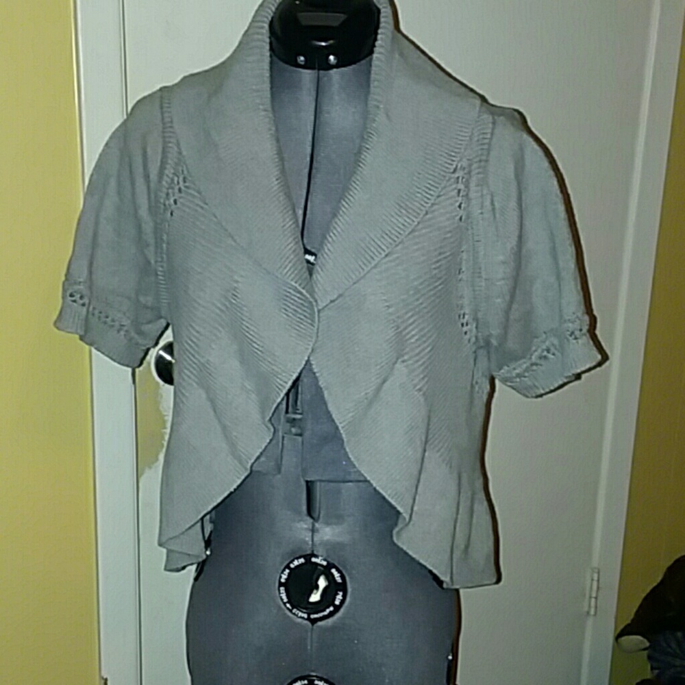 Ruffled short sleeve bolero