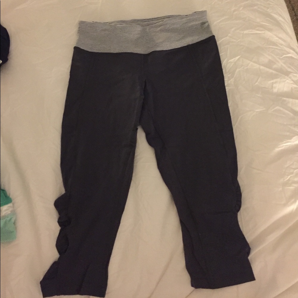Lululemon grey leggings.