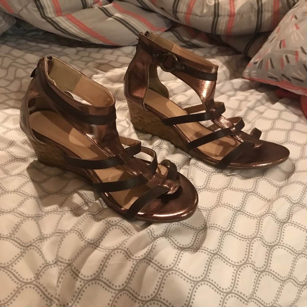 Gold wedges