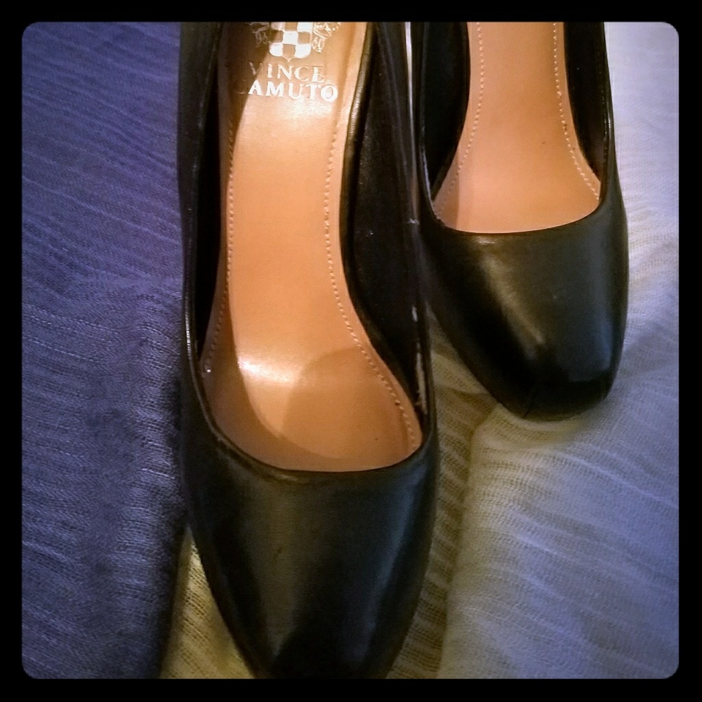 Vince Camuto leather black pumps