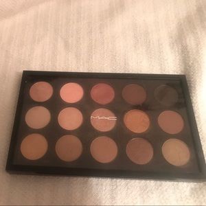 MAC warm neutral eyeshadow palette