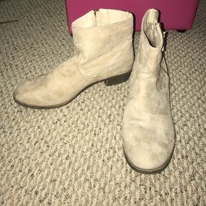 Light grey felt boots