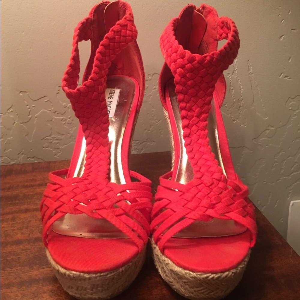 Gorgeous Red Coral Steve Madden Wedges Size 9!