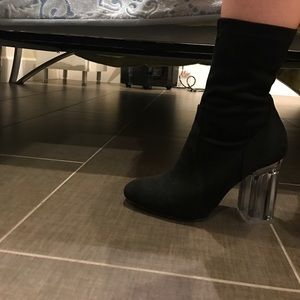 Heeled ankle boots in black faux suede