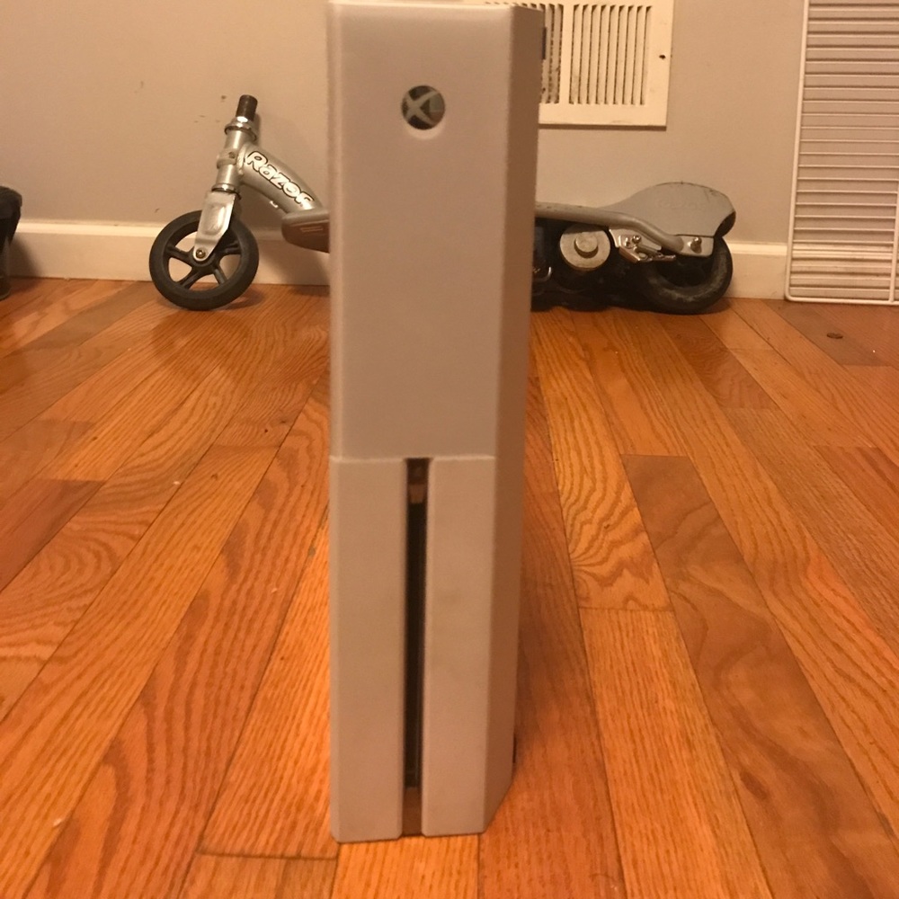 Xbox one/w game and controllers