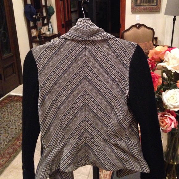 Chic Asymmetrical Jacket - Picture 4 of 4