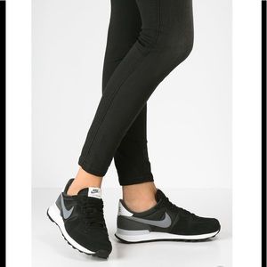 Nike Internationalist running shoes trainers black