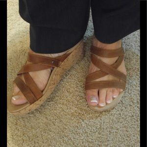 Strappy wedge to make you feel snappy🌞