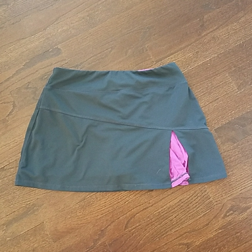 Dark Grey / magenta Sports skort.