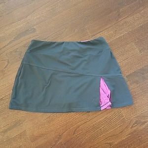 Dark Grey / magenta Sports skort.